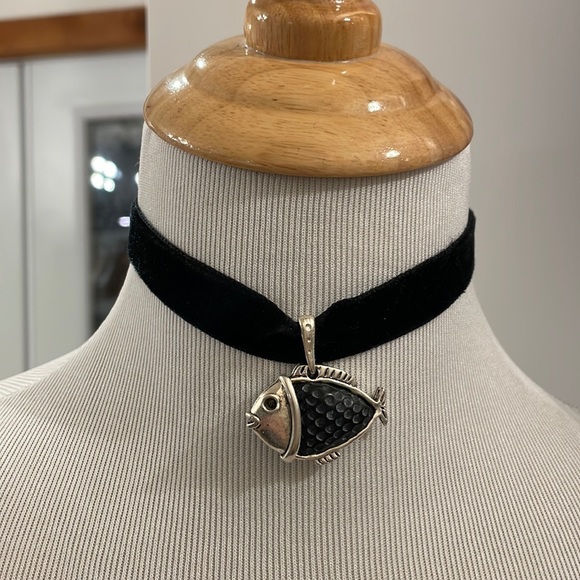 Vintage Lika Paris, Fish 🐟 Pendant (1980s), necklace, velvet choker - Picture 1 of 8